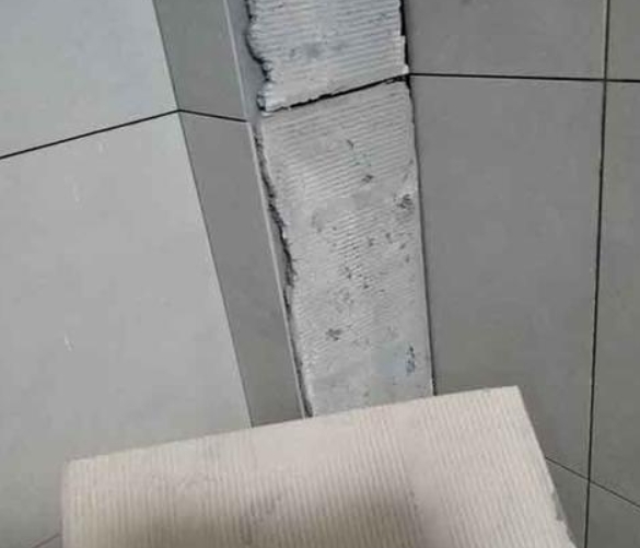 文登瓷砖空鼓维修公司分享下厨房瓷砖脱落的补救措施。